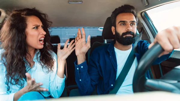 Emotioneel Echtpaar Uit Het Midden Oosten Heeft Een Conflict Auto — Stockfoto