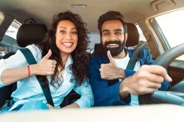 Glückliches Paar Aus Dem Nahen Osten Sitzt Neuen Auto Und — Stockfoto
