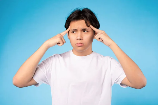 Gehirnarbeit Nachdenklicher Asiatischer Student Guy Denkt Nach Und Zeigt Mit — Stockfoto