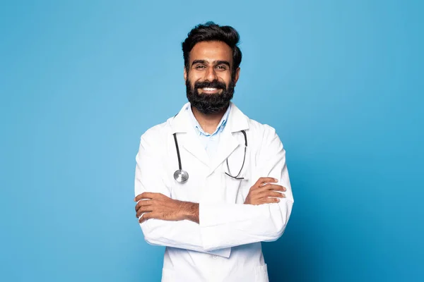Zawodowy Lekarz Ogólny Portret Wesołego Indyjskiego Lekarza Pozującego Złożonymi Ramionami — Zdjęcie stockowe