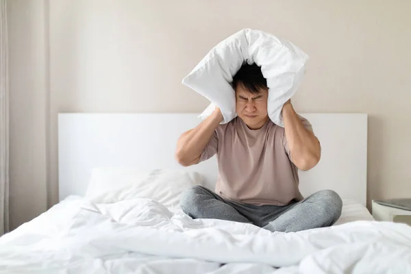 Infeliz Irritado Sin Dormir Agotado Mediana Edad Asiático Hombre Usando — Foto de Stock