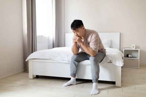 Frustrovaný Nešťastně Deprimovaný Dospělý Asiat Pyžamu Který Sedí Sám Doma — Stock fotografie