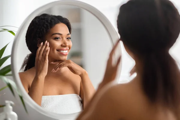 Gezichtslift Massage Jonge Mooie Zwarte Vrouw Kijken Spiegel Glimlachen Aantrekkelijke — Stockfoto