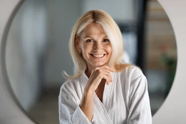 Volwassen Schoonheid Gelukkig Aantrekkelijk Senior Vrouw Badjas Glimlachen Bij Camera — Stockfoto