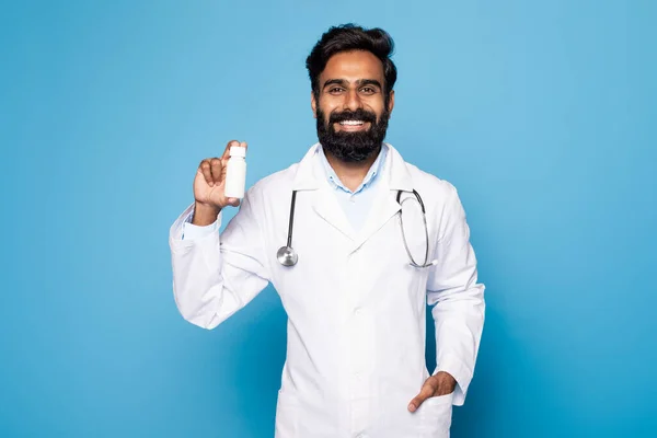 Positiv Medelålders Indian Man Läkare Uniform Innehav Burk Med Läkemedel — Stockfoto