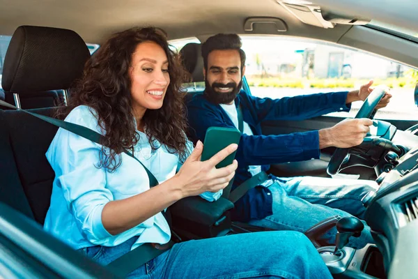 Fröhliche Junge Arabische Männer Und Frauen Benutzen Ihr Smartphone Luxusauto — Stockfoto