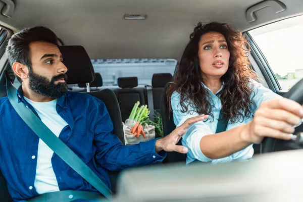 Verängstigte Junge Arabische Fahrerin Lernt Auto Fahren Ehemann Sitzt Der — Stockfoto