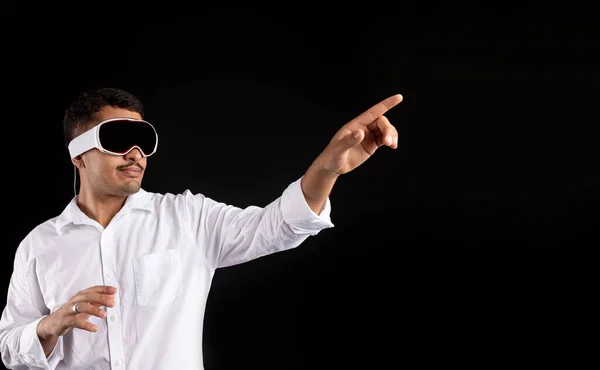 Inspirado Latino Hombre Visión Pro Gafas Disfrutando Realidad Virtual Línea —  Fotos de Stock