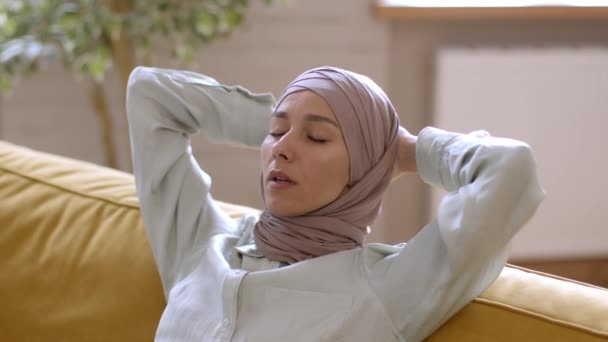 Relajación Bienestar Joven Mujer Pacífica Oriente Medio Hijab Descansando Sofá — Vídeo de stock