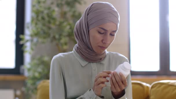Método Tratamento Duvidoso Jovem Mulher Muçulmana Pensativo Lenço Cabeça Leitura — Vídeo de Stock