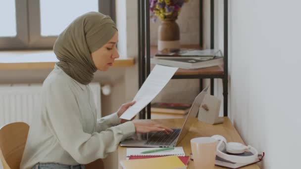 Gig Economy Concept Young Concentrated Muslim Woman Manager Hijab Working — Stok video
