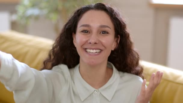 Sosyal Medya Içeriği Genç Mutlu Kıvırcık Kadın Sosyal Medya Için — Stok video