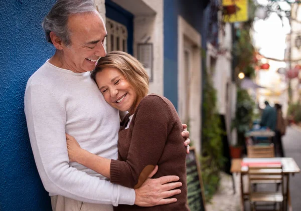 Travel Senior Love Happy Mature Couple Embracing Laughing Walking Tour — Stock Photo, Image
