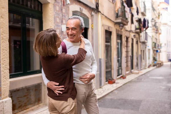 Forever Young Globetrotters Romantic Senior Couple Embracing Smiling Each Other — Stock Photo, Image