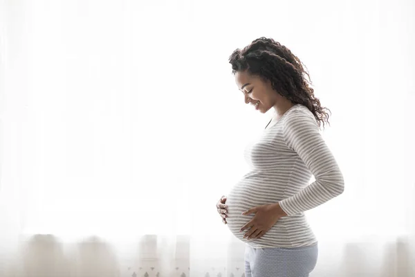 Krásná Těhotná Černošky Žena Objímající Její Bříško Zatímco Stojí Okna — Stock fotografie