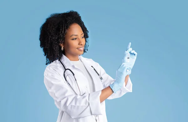 Fröhliche Junge Schwarze Ärztin Weißem Mantel Schutzhandschuhe Zeigt Spritze Isoliert — Stockfoto