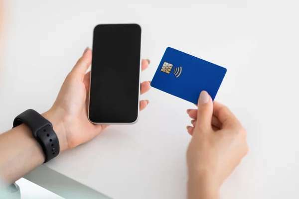 Руки Молодої Європейської Жінки Використовують Смартфон Порожнім Екраном Кредитною Карткою — стокове фото