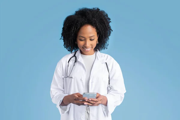 Feliz Joven Terapeuta Médico Negro Feliz Blanco Escribiendo Teléfono Inteligente —  Fotos de Stock