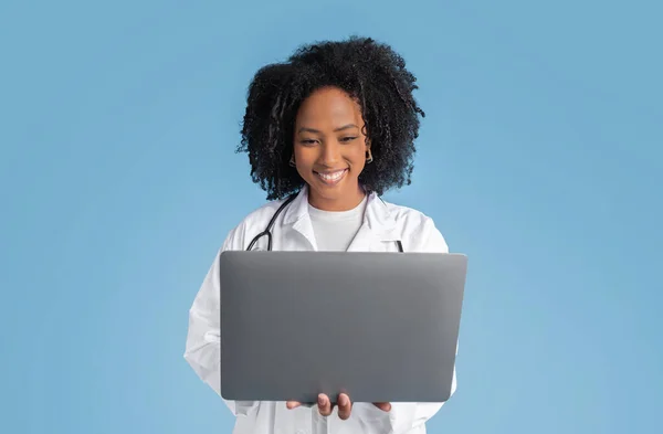 Glad Young Black Woman Doctor Therapist White Coat Typing Laptop — Stock Photo, Image