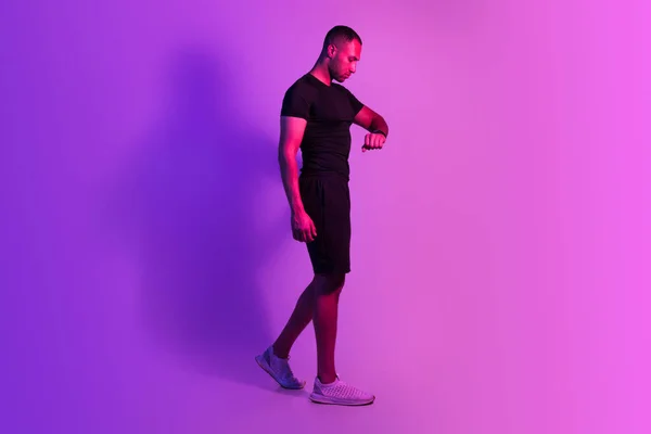 锻炼时间 在紫色工作室的背景下 身材矮小的非洲裔美国人在健身馆观看健美 聪明的愤怒 心跳和燃烧卡路里 — 图库照片