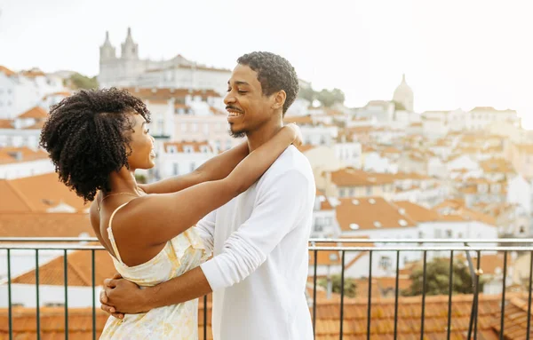 微笑着的年轻的非洲裔美国人拥抱着穿着衣服的女人 享受着浪漫的约会和户外旅行 恋爱关系 假期和业余时间 一起在城市度蜜月 — 图库照片