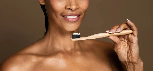 牙齿健康 用牙膏刷牙的中年妇女微笑 准备刷牙的女性 站在棕色背景 特写之上 — 图库照片