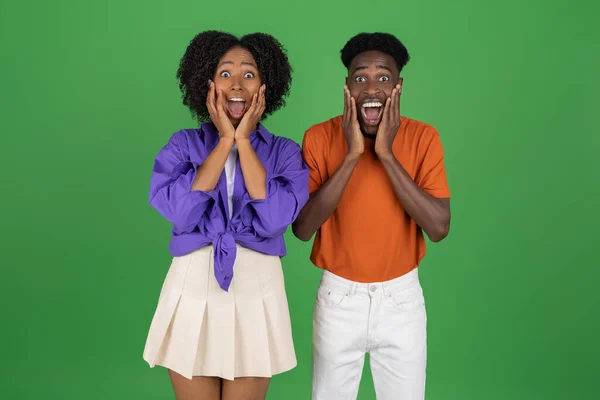 Sorrindo Chocado Casal Millennial Afro Americano Mãos Imprensa Casual Para — Fotografia de Stock