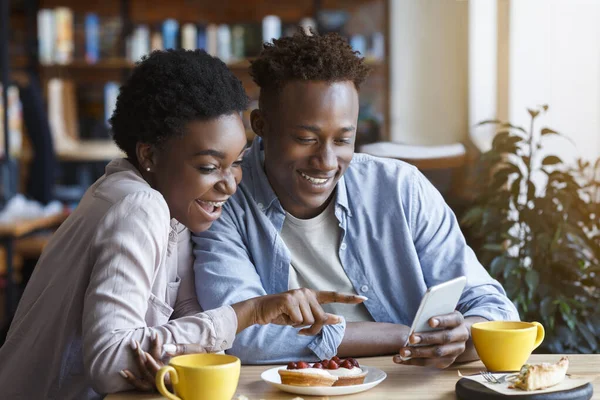 Romantyczne Czasy Piękny Szczęśliwy Młody Afroamerykanin Para Smartphone Siedzi Randce — Zdjęcie stockowe