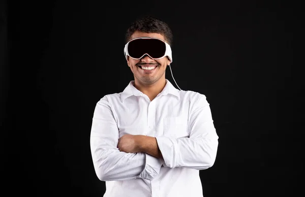 Ενθουσιασμένος Βραζιλιάνος Άνδρας Που Φοράει Γυαλιά Οράσεως Pro Στέκεται Διπλωμένα — Φωτογραφία Αρχείου