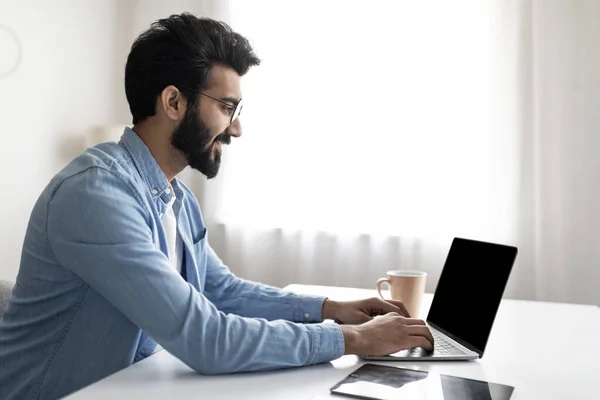 Lächelnder Indischer Mann Der Home Office Laptop Mit Leerem Schwarzen — Stockfoto