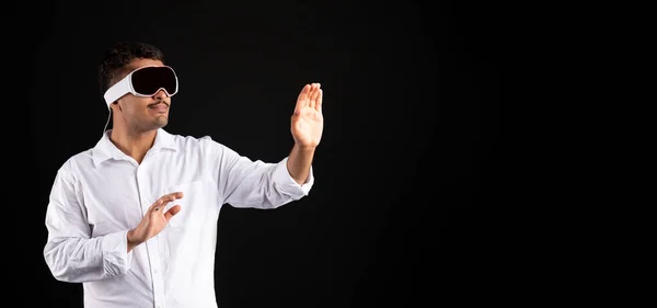 남자는 손으로 움직이고 작용하는 헤드셋을 사용하여 공간을 파노라마를 — 스톡 사진