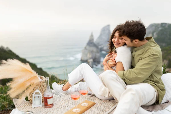 海岸魅力 爱你的年轻夫妇在海滨拥抱 享受野餐 欣赏美丽的风景 女士和男人庆祝订婚 复制空间 — 图库照片