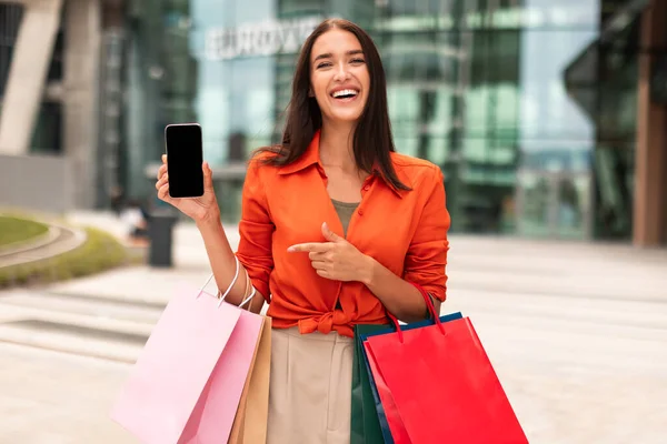 Ticaret Için Pozitif Kadın Alıcı Cep Telefonunu Boş Ekranla Gösteriyor — Stok fotoğraf