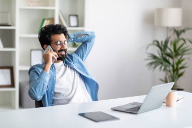 Mobil İletişim. İçişleri Bakanlığı 'nda çalışırken cep telefonuyla konuşan yakışıklı Hintli genç, serbest çalışan adam gülümseyen, keyifli telefon görüşmeleri yapan, Boşluğu Kopyalayan...