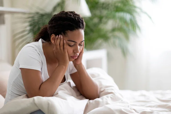 Portrait Depressed Young Upset Black Woman Sitting Bed Home Tired — Stock Photo, Image