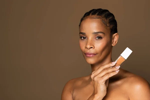 Σύσταση Προϊόντος Μακιγιάζ Όμορφη Μαύρη Μεσήλικη Γυναίκα Καθαρό Λαμπερό Δέρμα — Φωτογραφία Αρχείου