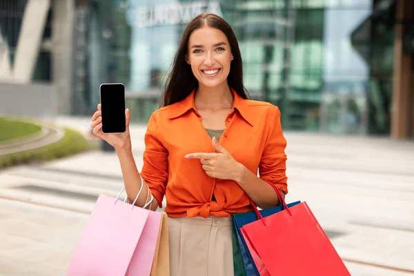 Предложение Онлайн Покупок Счастливая Женщина Покупатель Показывает Смартфон Чистым Экраном — стоковое фото