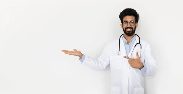 Przyjazny Uśmiechnięty Przystojny Brodaty Młody Indyjski Lekarz Płaszczu Medycznym Stetoskopem — Zdjęcie stockowe