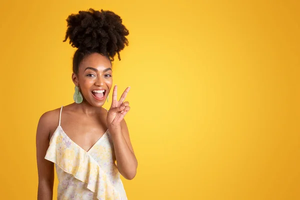 Ağzı Açık Genç Siyah Bir Kadının Sarı Arka Planda Stüdyoda — Stok fotoğraf