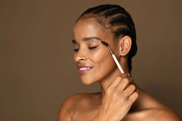 Encantadora Mujer Negra Mediana Edad Que Aplica Rímel Cejas Maquillaje —  Fotos de Stock