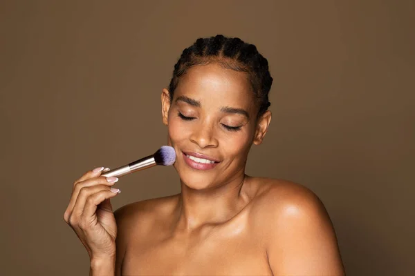 Maquillaje Natural Hermosa Hembra Negra Mediana Edad Con Piel Sedosa —  Fotos de Stock