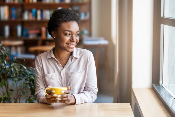 Kısa Saçlı Hoş Siyah Bir Kadın Kafede Bir Fincan Taze — Stok fotoğraf