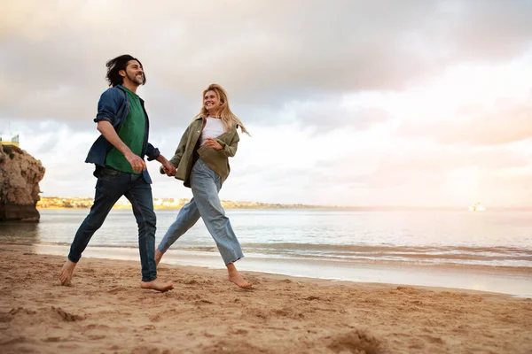 Šťastný Mladý Pár Běží Pláži Blízkosti Moře Romantický Tisíciletý Muž — Stock fotografie