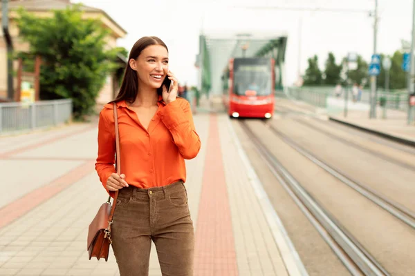 Щаслива Жінка Чекає Трамвай Розмовляє Телефону Стоїть Зупинці Громадського Транспорту — стокове фото