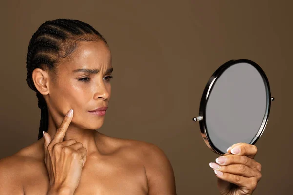 Frustrada Afro Americana Meia Idade Segurando Espelho Olhando Para Espinha — Fotografia de Stock