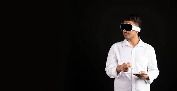 Joven Diseñador Creativo Masculino Visión Pro Auriculares Mirando Lado Espacio —  Fotos de Stock