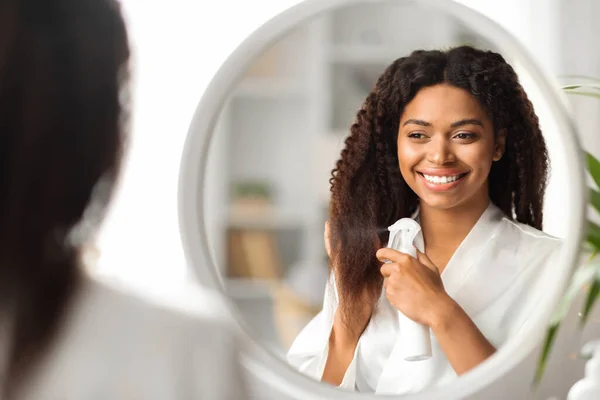 Beautiful Black Woman Applying Moisturising Hair Spray Ends While Standing — Stock Photo, Image