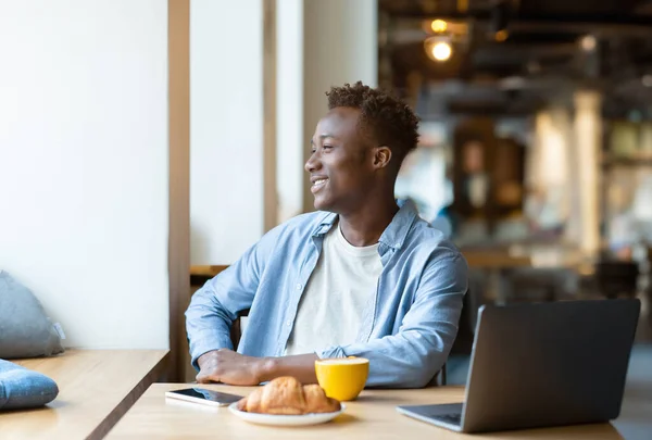 Usmívající Mladý Černoch Který Používá Notebook Útulné Kavárně Dává Horký — Stock fotografie