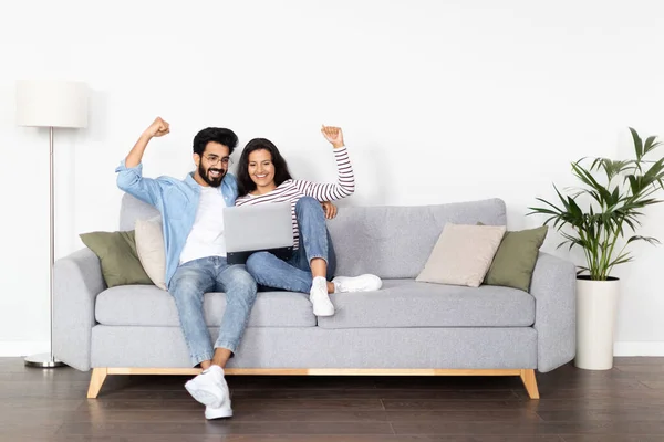 Aufgeregt Glücklich Millennial Schöne Liebende Östliche Paar Auf Der Couch — Stockfoto