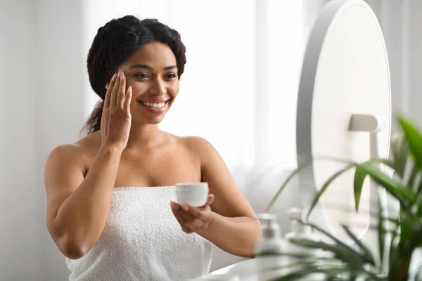 Beautiful Young Black Woman Applying Eye Cream Home Happy Smiling — Stok Foto